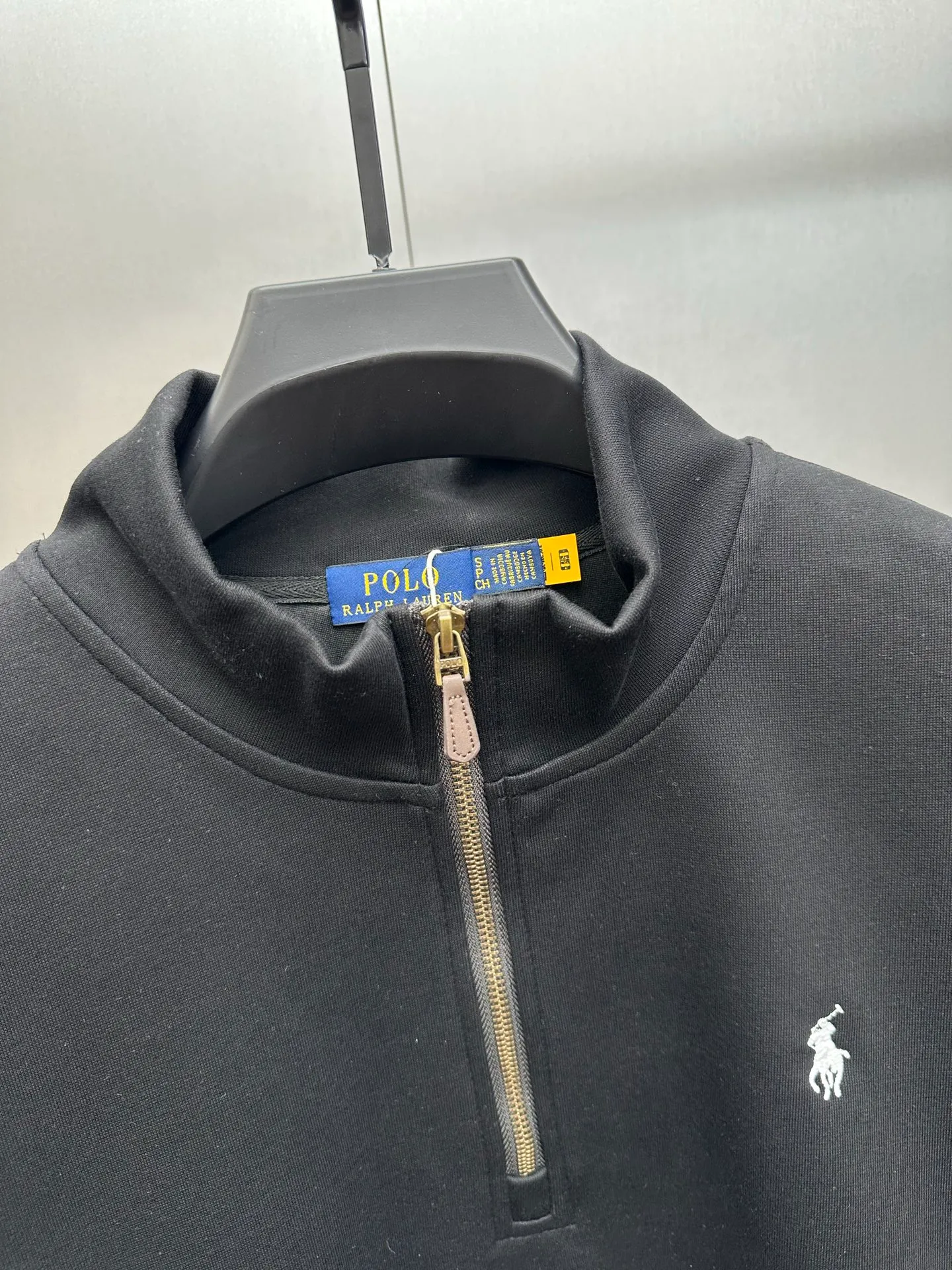 P250 Ralph Lauren/Ralph Lauren classic small logo embroidered turtleneck half-zip sweatshirt, simple and versatile ~ super delicate and soft, close to the body without being tied. Perfectly reflects the brand's sense of superiority. The cut is standard, comfortable to stretch, unrestricted in movement, and highly practical to wear. Classic and simple style, with pony embroidery pattern on the chest, imported machines, three-dimensional and full. Original Polo brass zipper, three-dimensional windproof lapels, taking into account warmth and cool lines, full of coolness, half-open lazy mode. The fit is loose, whether worn alone or layered, you can wear different styles of fashion with just one piece. Color: black, white, gray, brown, navy. Size: S-xL